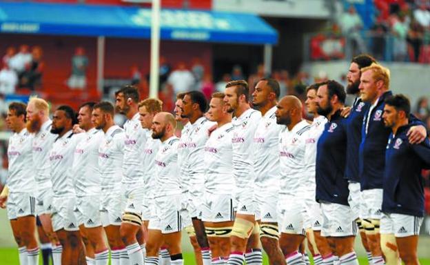 Los jugadores de la selección de Estados Unidos escuchan su himno antes del inicio de su último partido. 