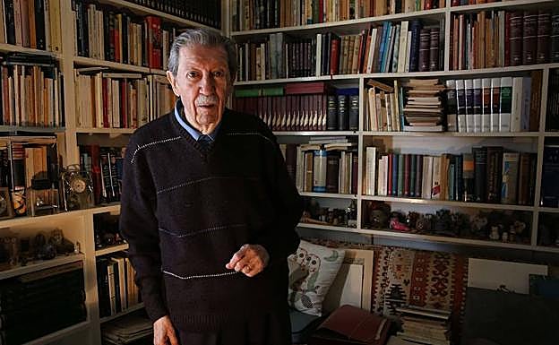Manuel Alcántara, en la biblioteca de su casa, donde escribe a diario la columna de la última página de SUR.