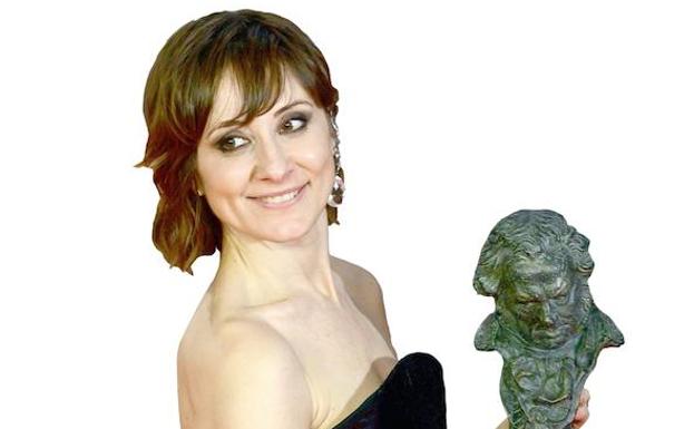 La actriz Nathalie Poza, con el Goya a la Mejor Actriz Protagonista 2018. 