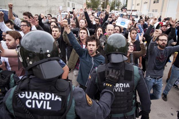 Varios agentes irrumpen el 1-O en el colegio de Girona donde inicialmente tenía previsto votar Puigdemont. :: R. TOWNSEND / EFE