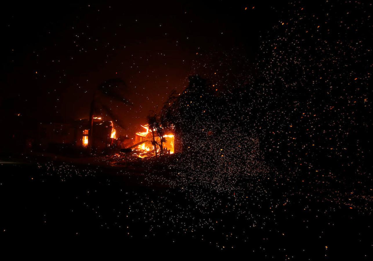 El fuego, originado este pasado jueves en la localidad de Paradise, ha calcinado más de 8.000 hectáreas en sus primeras 24 horas