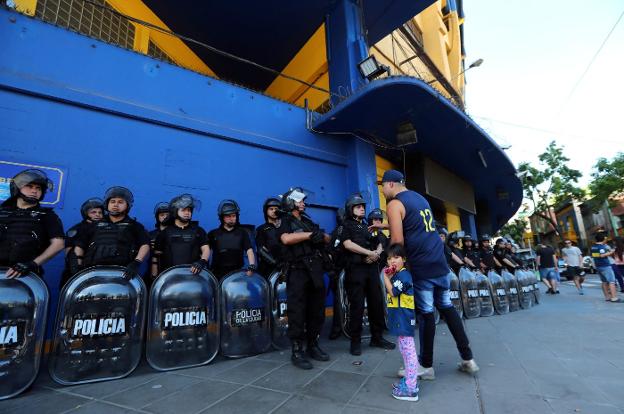 La policía toma posiciones en el estadio de Boca. 