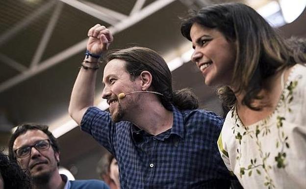 Pablo Iglesias, junto a Teresa Rodríguez durante un acto público (archivo).