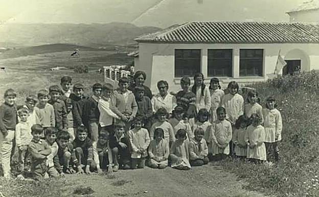 La primera maestra Carmen Arévalo, con los primeros alumnos