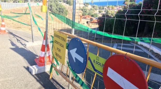 EL PSOE denuncia la paralización de las obras del mirador de la playa del Cristo