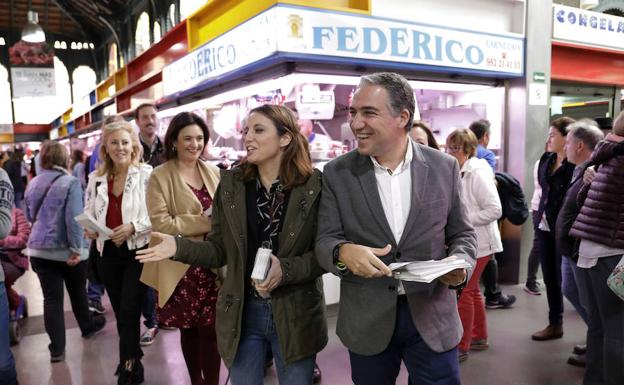 Bendodo y Levy, ayer, en un reparto por el mercado de Atarazanas. 