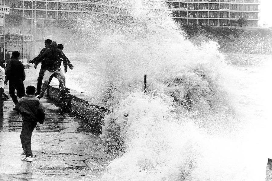 A la una de la tarde el cielo se volvió tan negro que parecía de noche y empezó a llover. Así recuerdan la mayoría de los malagueños el que quizá sea uno de los capítulos más impactantes y dramáticos de la reciente historia de Málaga.