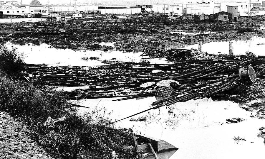 A la una de la tarde el cielo se volvió tan negro que parecía de noche y empezó a llover. Así recuerdan la mayoría de los malagueños el que quizá sea uno de los capítulos más impactantes y dramáticos de la reciente historia de Málaga.