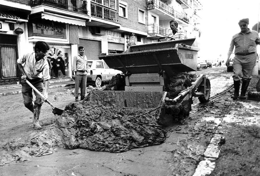 A la una de la tarde el cielo se volvió tan negro que parecía de noche y empezó a llover. Así recuerdan la mayoría de los malagueños el que quizá sea uno de los capítulos más impactantes y dramáticos de la reciente historia de Málaga.