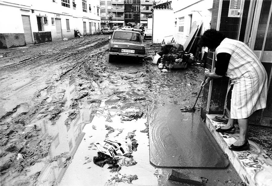 A la una de la tarde el cielo se volvió tan negro que parecía de noche y empezó a llover. Así recuerdan la mayoría de los malagueños el que quizá sea uno de los capítulos más impactantes y dramáticos de la reciente historia de Málaga.