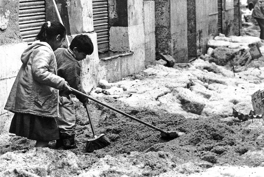 A la una de la tarde el cielo se volvió tan negro que parecía de noche y empezó a llover. Así recuerdan la mayoría de los malagueños el que quizá sea uno de los capítulos más impactantes y dramáticos de la reciente historia de Málaga.