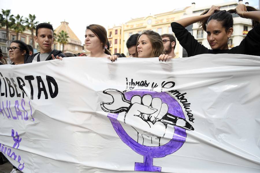 En algunos institutos de la capital el paro es casi total. A mediodía ha tenido lugar la concentración de estudiantes en la plaza de la Constitución