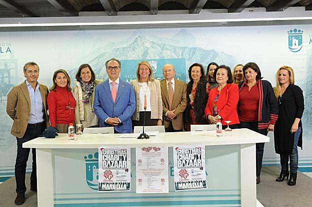 La regidora, junto al presidente del Bazar y voluntarios. 