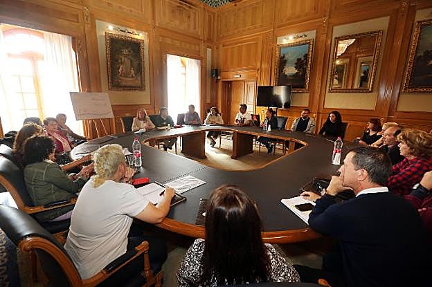 La regidora reunida, ayer, con los vecinos en el Ayuntamiento. :: sur
