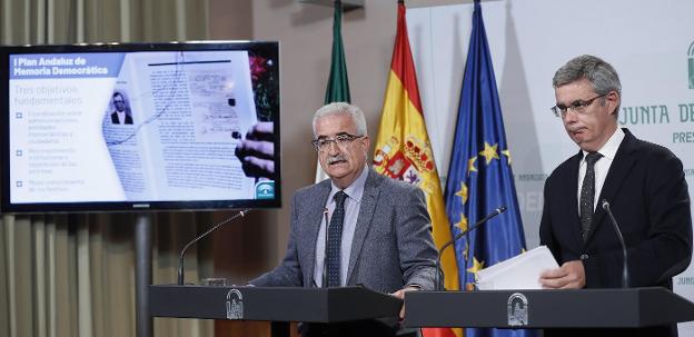 El vicepresidente, Manuel Jiménez Barrios, y el portavoz del Gobierno, Juan Carlos Blanco.