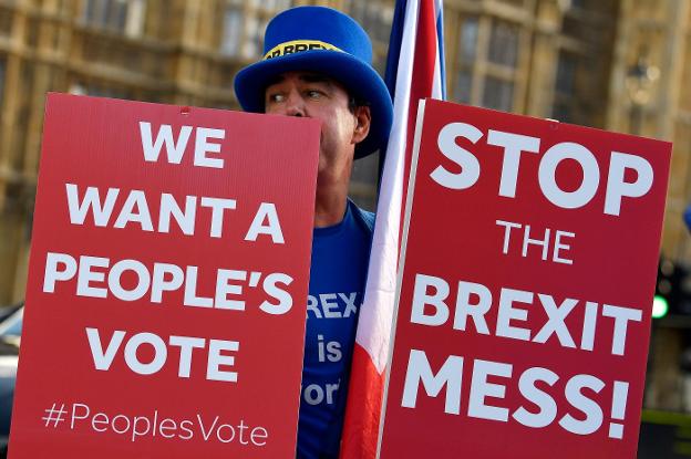 Un manifestante contra el 'Brexit' reclama una segunda votación para revertir la decisión de abandonar la UE. :: toby melville / reuters