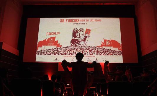 Un personaje muestra el cartel partido por la mitad. 