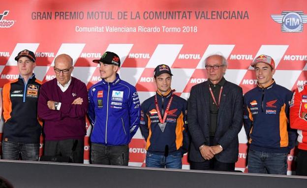 Pol Espargaró, Carmelo Ezpeleta, Maverick Viñales, Dani Pedrosa, Vito Ippolito, Marc Marquez y Jorge Lorenzo. 