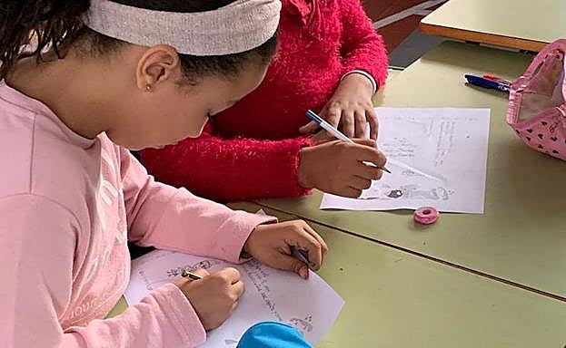 Una niña escribe su carta a los Reyes dentro de esta iniciativa. 