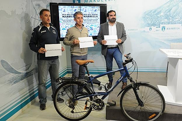 Los impulsores de la actividad, ayer, en el Ayuntamiento. 