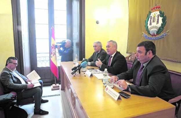 Antonio Pedraza, Juan Carlos Robles y Fernando del Alcázar presentaron ayer el barómetro. :: salvador salas