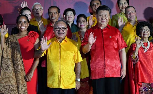 Xi Jinping (2 d), junto a otros líderes de la APEC. 