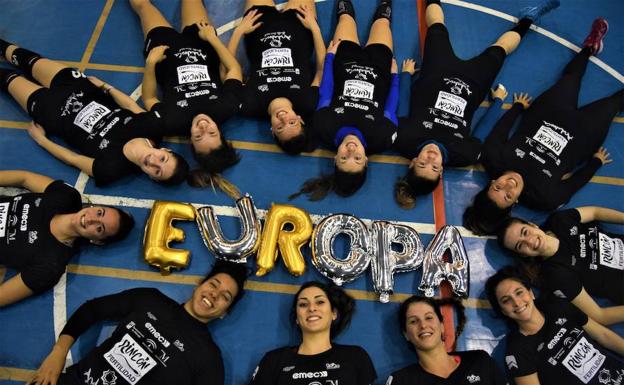 Las jugadoras del Rincón Fertilidad posan ayer para SUR en el pabellón El Limón. 