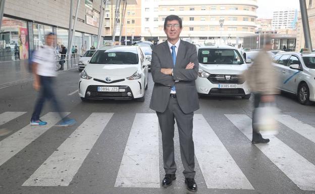 Juan Marín posa frente a la entrada de la estación María Zambrano. 