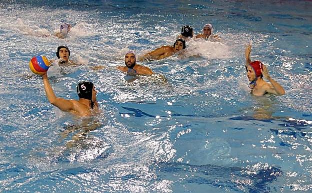 El Waterpolo Málaga pone contra las cuerdas al líder, pero cae en el último segundo