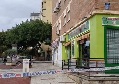 Imagen secundaria 1 - Arriba, varios bomberos examinan la parte superior del edificio. Abajo, a la izquierda, zona acordonada. A la derecha, daños en la cornisa y fachada del bloque.
