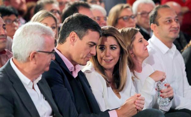 Pedro Sánchez y Susana Díaz conversan durante el mitin celebrado hoy en Chiclana de la Frontera. 