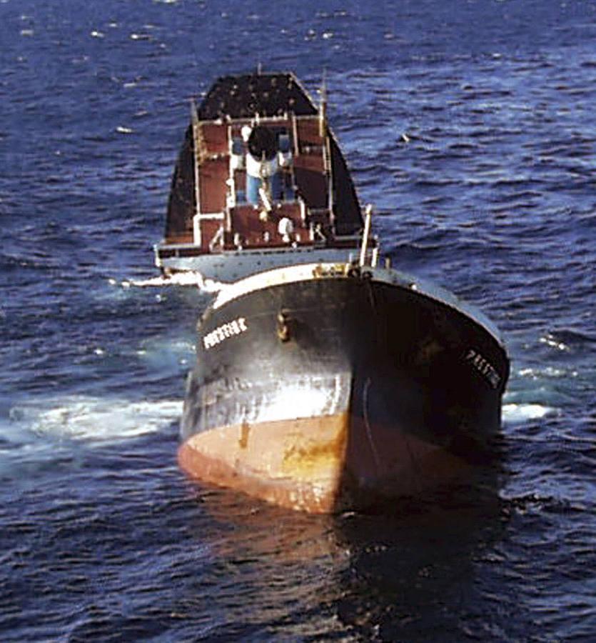 El hundimiento de este buque frente a la costa galelga y el consecuente derrame del petróleo que transportaba resultó ser «el tercer accidente más costoso de la historia»