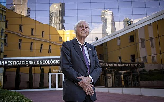 Huber posa en la sede del CNIO. 