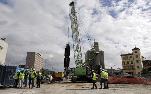 Excavación del túnel junto a la glorieta de Albert Camus.