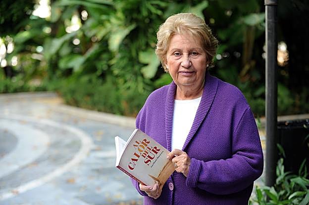 La autora, Ana María Mata, ayer, en el Parque de la Alameda. 