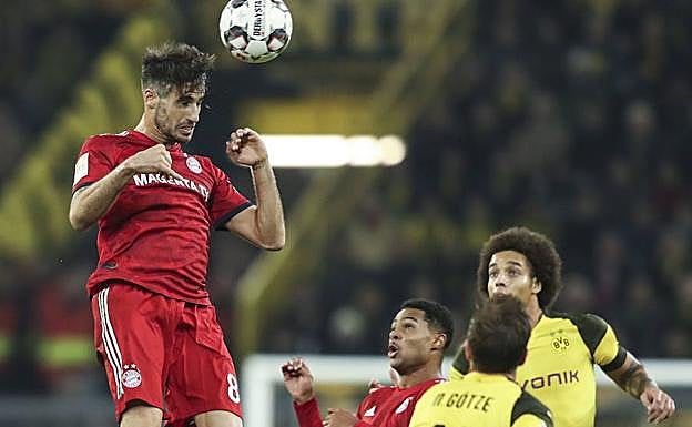 Javi Martínez, en un lance del duelo entre el Borussia Dortmund y el Bayern de Múnich del 10 de noviembre. 