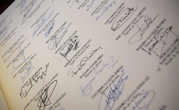 La firmas originales de los miembros del poder legistlativo que votaron la Constitución de 1978 y cuyo ejemplan puede verse en la Biblioteca Nacional situada en Madrid.