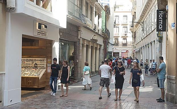 La Junta, contraria a ampliar la libertad horaria de los comercios en Málaga