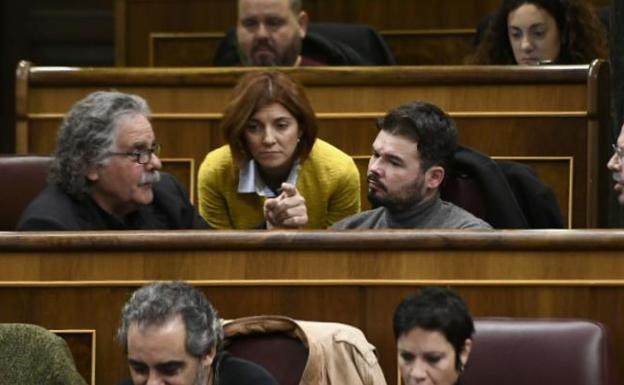 Joan Tardà conversa con Gabriel Rufián.