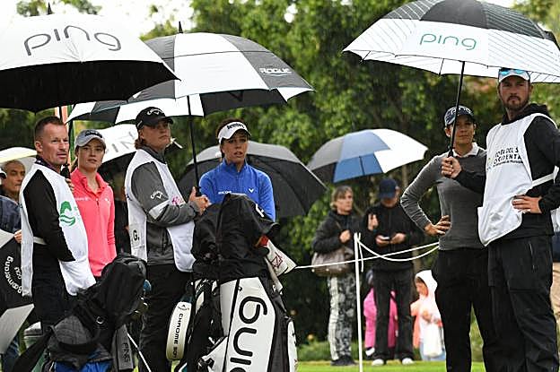 El grupo de Azahara Muñoz (a la derecha), Georgia Hall y Leona Maguire solo jugó cinco hoyos. 