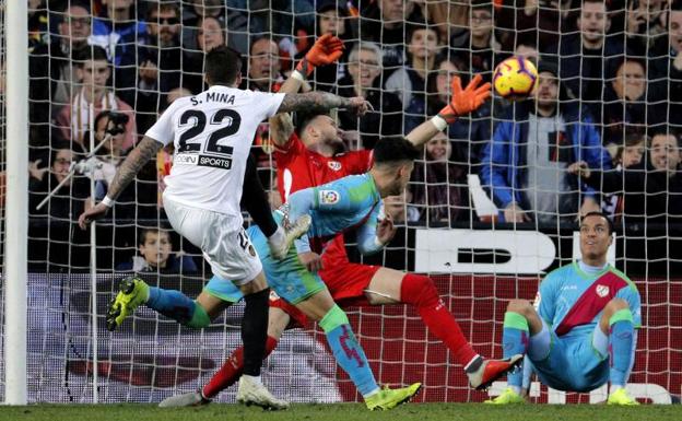 El Valencia logra su primera victoria local ante un Rayo ineficaz