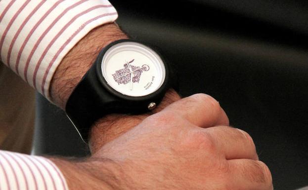 Cosido, con su reloj con la imagen de San Antolín.