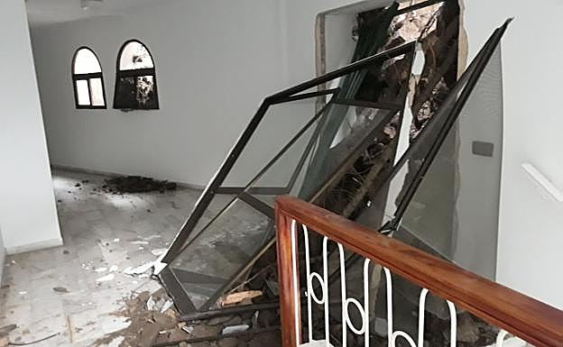 Las rocas y la tierra han roto las puertas y ventanas en uno de los pasillos del edificio de apartamentos.