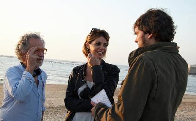 Fernando Colomo, Manuela Velasco y Salva Reina, en 'Antes de la quema'