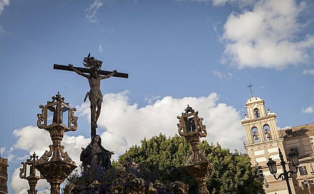 La Cofradía del Amor pasa de la quinta a la cuarta posición el Viernes Santo. 
