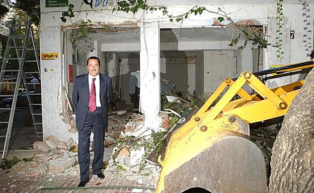 Julián Muñoz, en el solar cuando ordenó derribar los locales en 2002