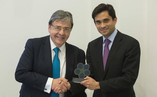 El ministro de Asuntos Exteriores de Colombia, Carlos Holmes Trujillo (izq.) y Miguel Verzbolovskis, embajador de la República de Panamá en Bruselas.