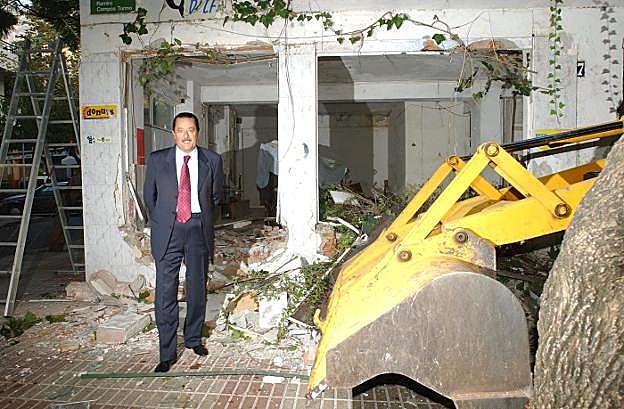 Julián Muñoz, en el solar cuando ordenó derribar los locales en 2002. 