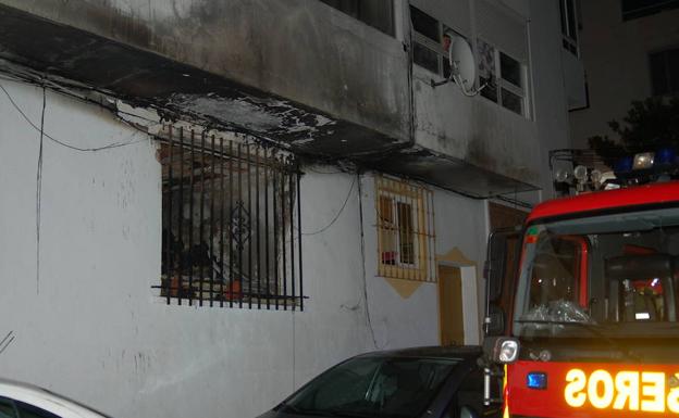 Ventana del salón del piso en el que se originó el incendio. 