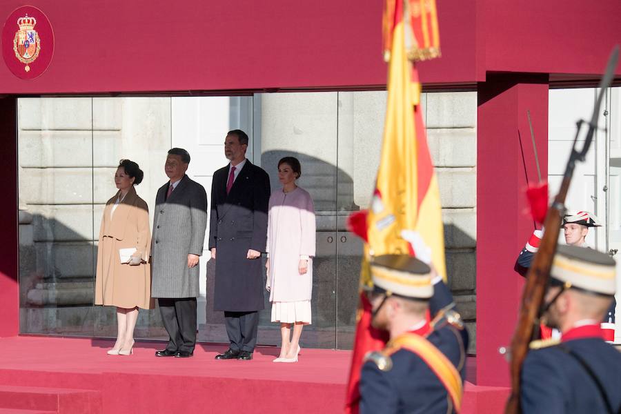 Recibimiento oficial de los Reyes al presidente de la República Popular China, Sr. Xi Jinping y su esposa, Peng Liyuan, en el Palacio Real de Madrid.